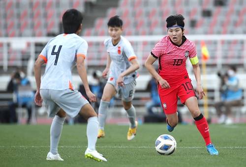 23일(한국시각) 지소연(첼시 위민)이 한국 축구 A매치 사상 첫 60골에 도전한다. 사진은 지소연(오른쪽)이 지난 4월 2020도쿄올림픽 여자축구 아시아지역 최종예선 플레이오프 1차전 중국과의 경기에서 드리블하는 모습. /사진=뉴스1