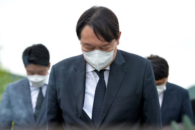 23일 윤석열 국민의힘 대선 경선 후보의 외교 안보 공약을 두고 이낙연 더불어민주당 대선 경선 후보 측에서 북한 비핵화를 진전시키고자 하는 의지가 있는지 의심된다고 비판했다. 사진은 윤 후보가 7월6일 오전 국립대전현충원 천안함46용사 묘역을 찾아 전사자들에게 고개숙여 참배하는 모습. /사진=뉴스1