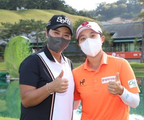 김효주가 OK저축은행 박세리 INVITATIONAL 경기 마친후 호스트 박세리와 기념촬영했다. [사진=KLPGA]