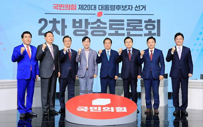 국민의힘 안상수(왼쪽부터), 윤석열, 최재형, 하태경, 홍준표, 황교안, 원희룡, 유승민 대선 경선 예비후보가 23일 서울 강서구 ASSA 스튜디오에서 열린 국민의힘 제20대 대통령후보자 선거 제2차 방송토론회에 앞서 기념촬영을 하고 있다. [연합]