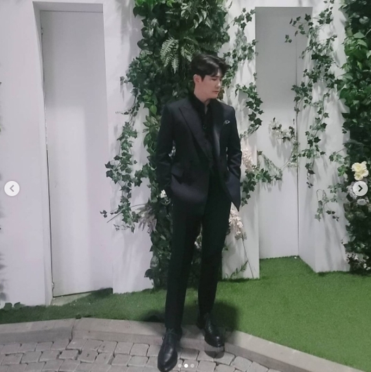 Young Tak reveals Actor La PosteSinger Young Tak posted a picture on his Instagram on September 23 with an article entitled Goodbye.The photo shows Young Tak wearing an all-black suit. Young Tak in the photo boasts white skin and a slim body, attracting attention.The TV Chosun Pongsu Academic Center, which was broadcast on the 22nd, was featured as The 1st Pongsang Arts Grand Prize.On this day, Young Tak won the best acting award for the role of the movie Taja.