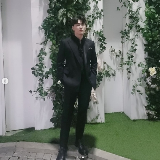 Young Tak reveals Actor La PosteSinger Young Tak posted a picture on his Instagram on September 23 with an article entitled Goodbye.The photo shows Young Tak wearing an all-black suit. Young Tak in the photo boasts white skin and a slim body, attracting attention.The TV Chosun Pongsu Academic Center, which was broadcast on the 22nd, was featured as The 1st Pongsang Arts Grand Prize.On this day, Young Tak won the best acting award for the role of the movie Taja.