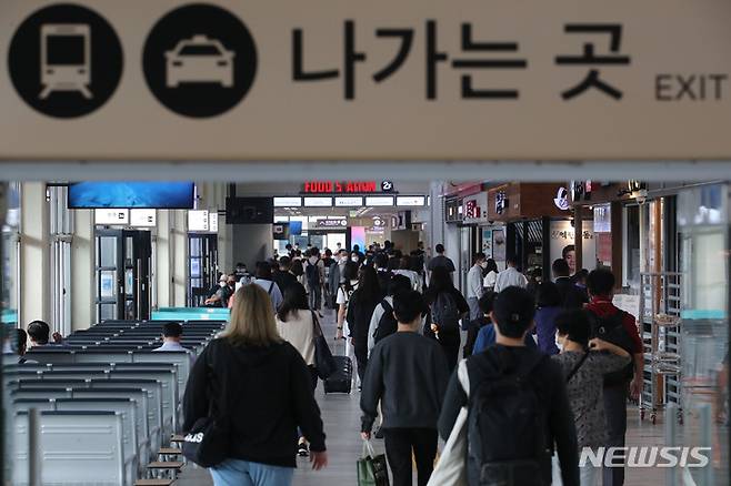 [서울=뉴시스] 권창회 기자 = 추석 연휴 마지막날인 22일 오전 서울 서초구 서울고속버스터미널에서 시민들이 버스에서 내려 이동하고 있다. 2021.09.22. kch0523@newsis.com