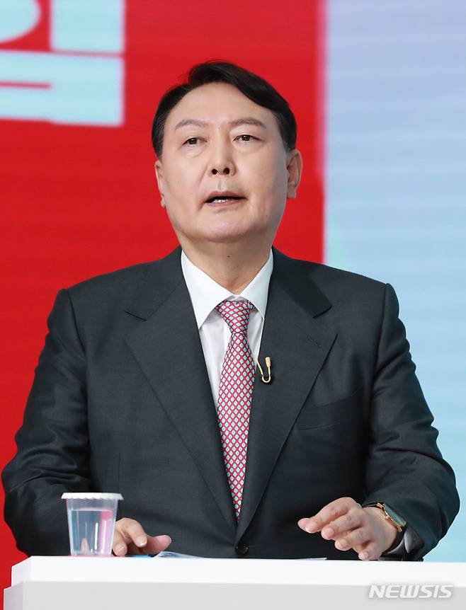 [서울=뉴시스] 국회사진기자단 = 윤석열 국민의힘 대선 예비후보가 23일 오후 서울 강서구 ASSA빌딩 스튜디오에서 열린 제20대 대통령 후보자 선거 2차 방송토론회 준비를 하고 있다. 2021.09.23. photo@newsis.com