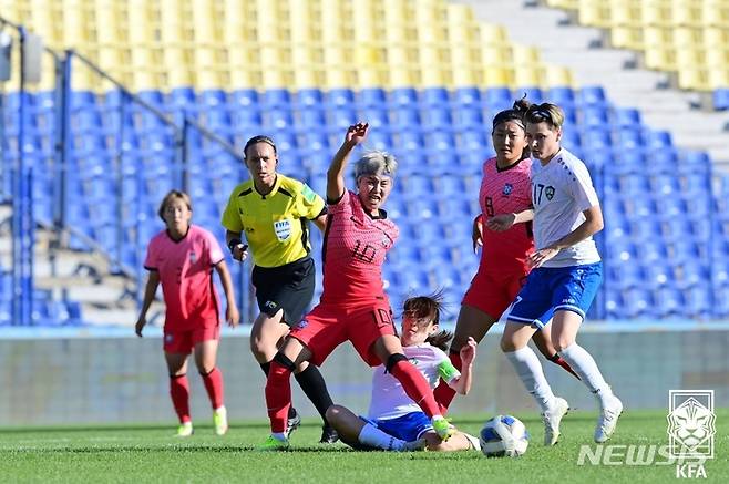 [서울=뉴시스] 여자축구 주장 지소연이 경합을 하고 있다. (사진=대한축구협회 제공)