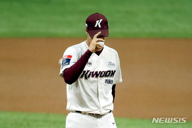 [서울=뉴시스] 김병문 기자 = '방역 수칙 위반' 징계를 마친 키움 선발투수 안우진이 23일 오후 서울 구로구 고척스카이돔에서 열린 '2021 신한은행 SOL KBO 리그' 키움 히어로즈 대 NC 다이노스의 경기에 앞서 모자를 고쳐 쓰고 있다 2021.09.23. dadazon@newsis.com