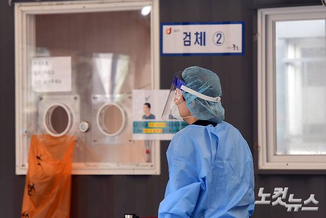 코로나19 선별진료소에서 의료진들이 검체 준비를 하고 있다. 황진환 기자