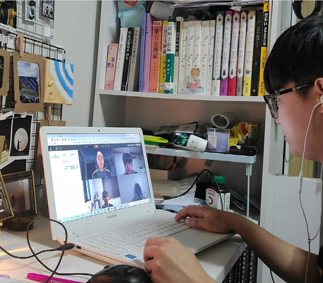 ▲ 경북대 역사교육과 2학년 이상훈 학생이 학생들을 가르치는 모습ⓒ대구시교육청