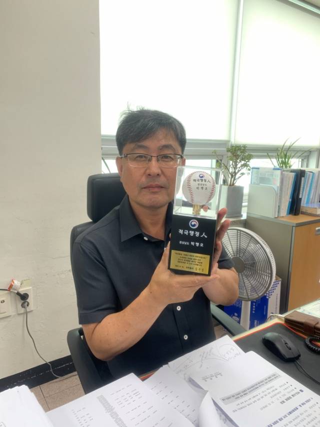 ▲23일 경남 통영시 박행오 교통행정팀장이 '적극행정 골든볼' 상패를 선보이고 있다.ⓒ통영시