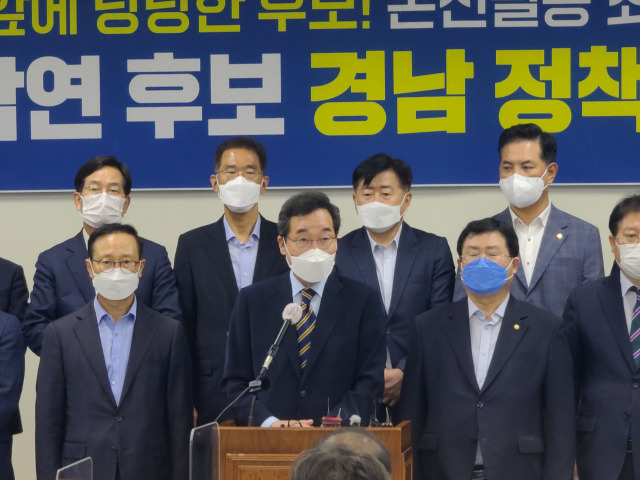 ▲이낙연 더불어민주당 대권 예비후보가 23일 경남도의회 기자실에서 경남 정책공약을 발표하고 있다.    ⓒ이낙연 선거 사무실