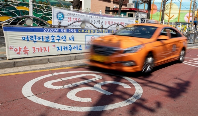 서울시내 한 어린이보호구역 앞으로 택시가 지나가고 있는 모습. 뉴스1