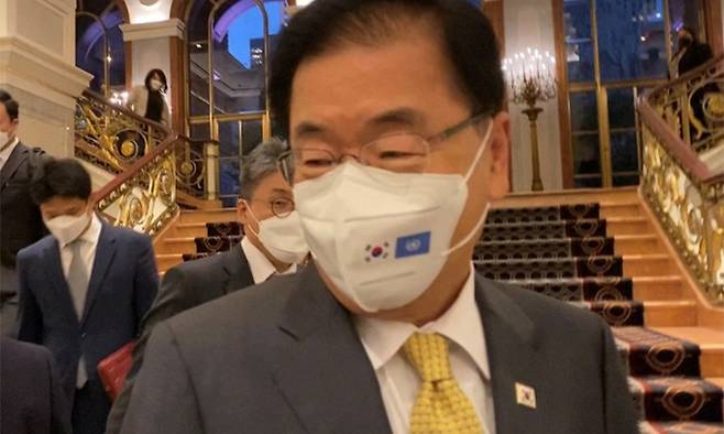 정의용 외교부 장관이 22일(현지시간) 미국 뉴욕 롯데뉴욕팰리스 호텔에서 열린 한미일 외교장관 회담을 마치고 취재진과 대화하고 있다. 연합뉴스