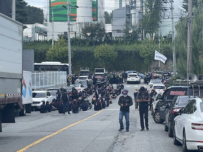 23일 민주노총 화물연대 노조원들이 SPC삼립 청주공장 인근에서 집회 열면서 방역&nbsp;당국과 경찰이 긴장하고 있다. 독자 제공