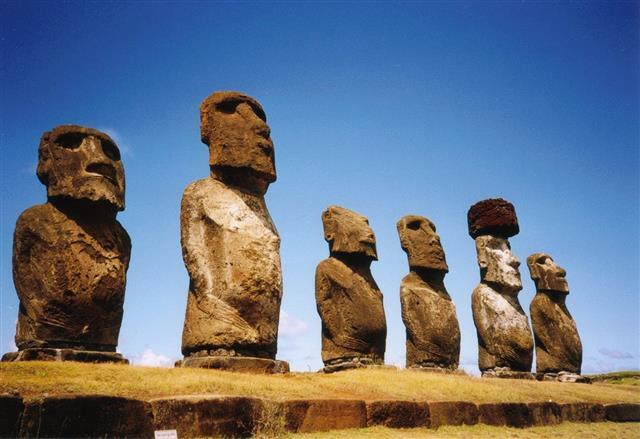 폴리네시아 지역 동쪽 끝자락에 위치한 이스터섬에 있는 모아이 석상. 폴리네시아 지역에는 이와 유사한 석상들이 산재해 있어 이들 지역이 독특한 문화를 공유하고 있다는 점을 알려 준다.위키피디아 제공