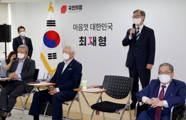 최재형 국민의힘 대선 예비후보가 지난 8월 9일 서울 여의도 대하빌딩 선거사무실에서 열린 선거대책회의를 주재하며 인사말을 하고 있다. 사진 왼쪽부터 총괄본부장인 우창록 변호사, 명예공동선대위원인 정의화 전 국회의장, 최 예비후보, 후원회장인 강명훈 변호사. /성형주기자