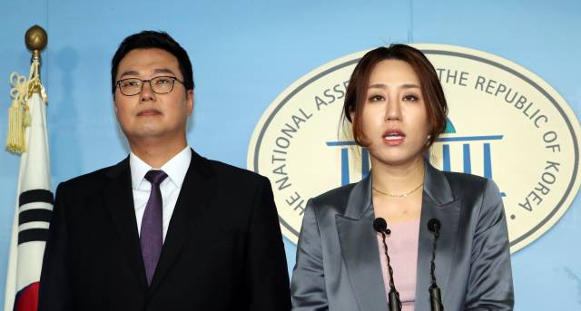 조성은 전 미래통합당(현 국민의힘) 중앙선대위 부위원장(오른쪽)이 지난해 2월 국회 정론관에서 열린 중도·청년·정책 정당 미래통합당 합류 선언 기자회견에서 발언하고 있다. /연합뉴스