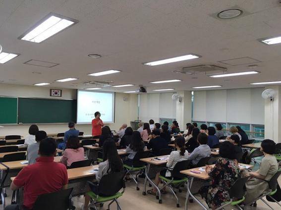 코로나19시대 체육교육은 학생들의 건강을 지키는 지름길이다. 그러나 우리 체육교육은 이상과 거리가 있다. 체육의 중요성을 강의하는 수업. 사진제공｜김재현