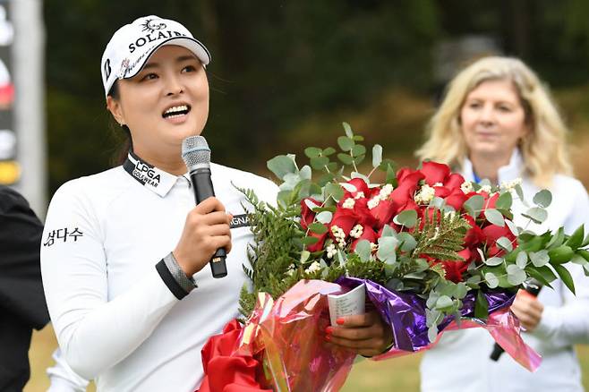 LPGA 투어 캄비아 포틀랜드 클래식에서 우승한 고진영이 2주 연속 우승에 도전하는 각오를 밝혔다. 사흘 대회인 만큼 결론은 더 공격적으로 치겠다는 것이다. 포틀랜드 클래식 우승 인터뷰 중인 고진영. ㅣ게티이미지