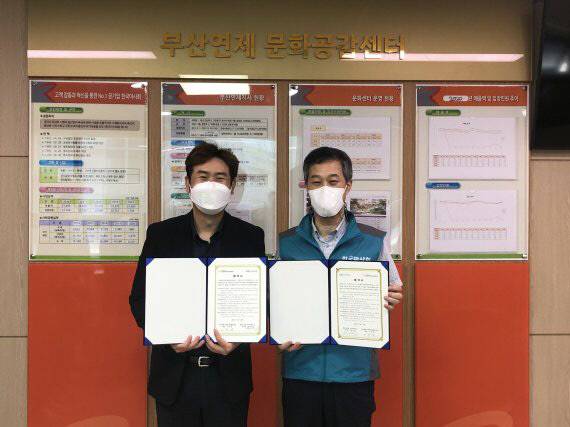 배기한 한국마사회 부산연제지사장(오른쪽)과 이승희 부산시장애인종합복지관장이 최근 한국마사회 부산연제지사에서 협력 강화를 내용으로 업무협약을 체결한 후 기념촬영을 하고 있다. 사진|한국마사회 제공