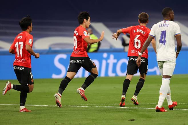 마요르카의 이강인(왼쪽 두 번째)이 23일 스페인 마드리드의 산티아고 베르나베우에서 열린 2021~2022 스페인 프리메라리가 6라운드 레알 마드리드와 경기에서 전반 25분 만회골을 넣은 뒤 공을 들고 하프라인으로 달려가고 있다.마드리드 | EPA연합뉴스