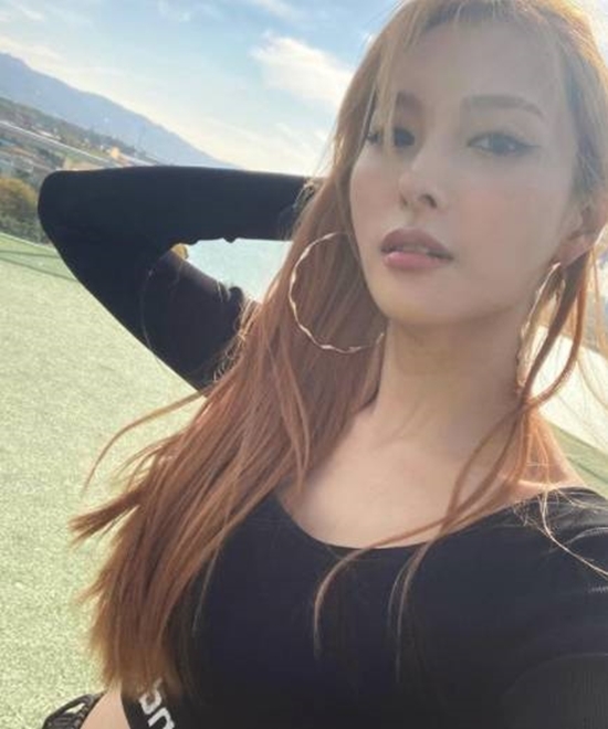 On the 23rd, Park Gyuri posted a picture on his instagram with an article entitled I want to restyle this styling because it is a swoopa holic... # I love you # swoopa # sister.In the open photo, Park Gyuri is wearing a dark eye makeup with ring earrings and shows off her fatal charm.Meanwhile, Park Gyuri recently split from his eldest son Song Ja-ho, curator and Dongwon Construction, who is seven years younger from 2019.Photo: Park Gyuri Insta