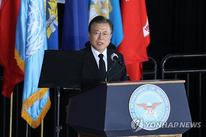 추모사 하는 문재인 대통령 (호놀룰루=연합뉴스) 최재구 기자 = 문재인 대통령이 22일(현지시각) 미국 히캄 공군기지 19번 격납고에서 열린 한미 유해 상호 인수식에서 추모사를 하고 있다. jjaeck9@yna.co.kr