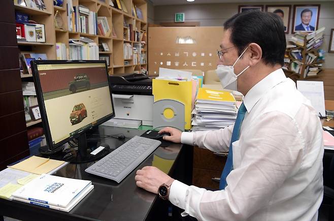 캐스퍼 구매 예약하는 이용섭 광주시장 [광주시 제공. 재판매 및 DB 금지]