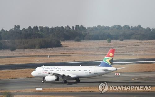 남아공 국적기 SAA 항공기가 23일 요하네스버그 OR탐보국제공항에서 이륙하고 있다. [로이터=연합뉴스]
