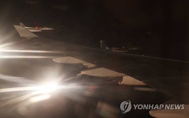 국군 유해 호위비행하는 F-15K전투기 (서울=연합뉴스) 최재구 기자 = 문재인 대통령이 국군유해와 함께 탑승한 공군1호기가 23일 대한민국 한국방공식별구역(KADIZ)으로 들어서자 공군 F-15K 전투기가 호위 비행하며 플레어를 발사하고 있다. 2021.9.23 jjaeck9@yna.co.kr