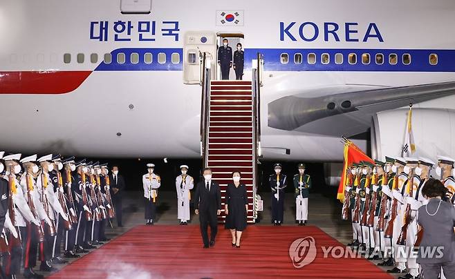 귀국하는 문 대통령 내외 (성남=연합뉴스) 최재구 기자 = 방미 일정을 마치고 귀국한 문재인 대통령과 김정숙 여사가 23일 밤 서울공항에 도착해 공군1호기에서 내려오고 있다. 2021.9.23 jjaeck9@yna.co.kr