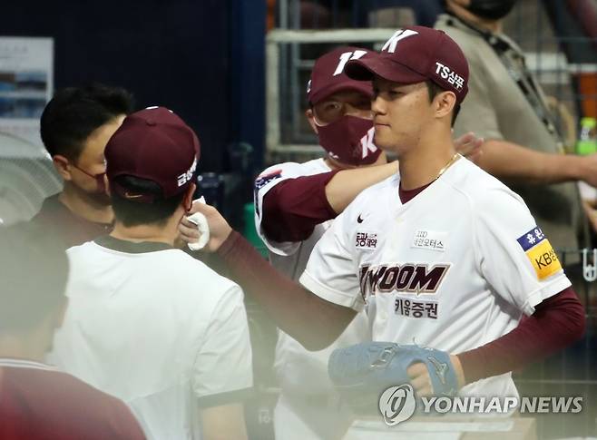 복귀전 마친 안우진 (서울=연합뉴스) 임헌정 기자 = 23일 오후 서울 구로구 고척스카이돔에서 열린 2021 KBO리그 NC-키움 경기.
    키움 안우진이 6회초 2사 1,2루에서 김재웅에게 마운드를 물려준 뒤 더그아웃으로 들어가고 있다. 2021.9.23 kane@yna.co.kr