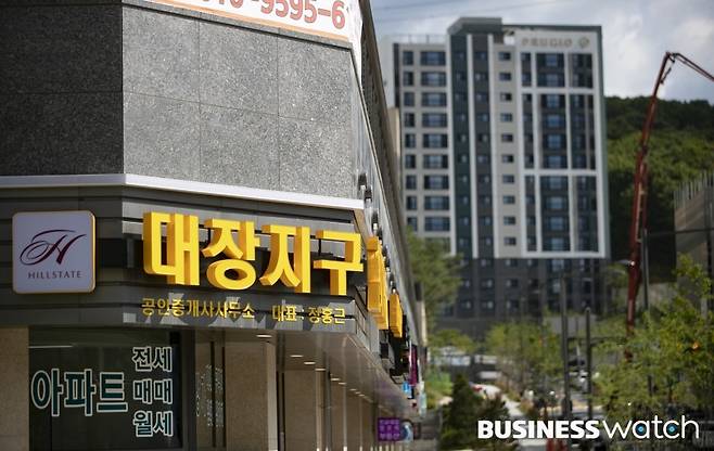 최근 입주를 시작한 대장 푸르지오 단지 앞에 대장지구 공인중개업소가 보이고 있다./사진=이명근 기자 qwe123@