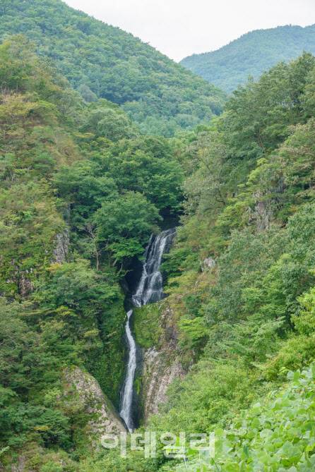 우리나라 판소리 8대 명창으로 불린 권삼득 선생이 수련했다고 알려진 ‘위봉폭포’