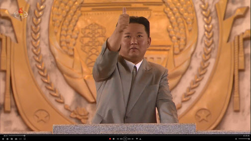 북한이 정권수립 기념일(‘9·9절’) 73주년인 9일 평양 김일성광장에서 노농적위대·사회안전군의 열병식을 진행했다고 조선중앙TV가 보도했다. 김정은 국무위원장이 열병식 행사를 지켜보며 오른손 엄지손가락을 치켜들고 있다(사진=조선중앙TV 화면/연합뉴스).