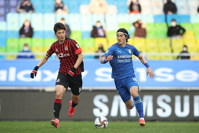 FC서울 기성용(왼쪽), 수원삼성 김태환. 사진=프로축구연맹