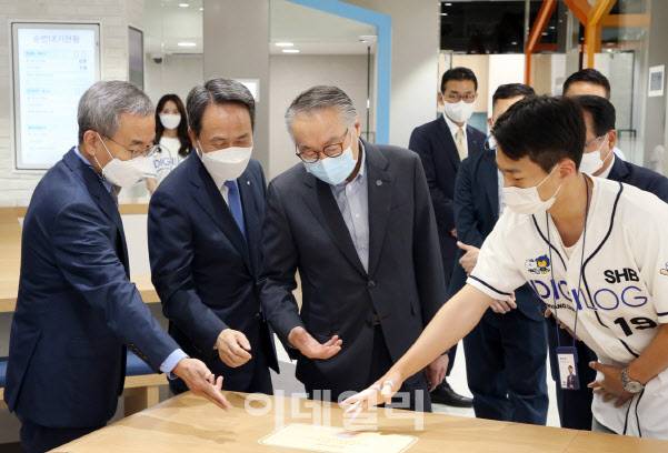 24일 서울 성동구에 위치한 한양대학교에서 열린 디지로그 브랜치 개점식에서 진옥동 신한은행 은행장(왼쪽에서 두번째)과 김종량 한양학원 이사장(왼쪽에서 세번째), 김우승 한양대학교 총장(왼쪽)이 서포터즈 학생과 고객체험 공간을 체험하고 있다.(사진=신한은행)