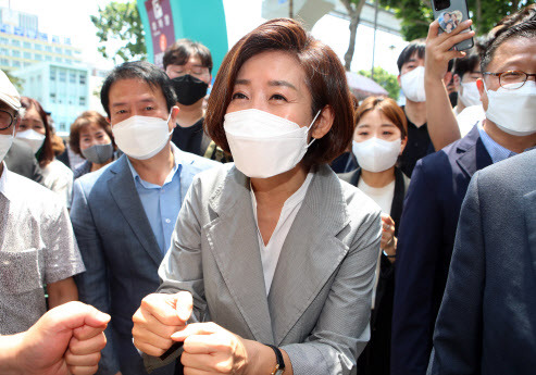 나경원 전 의원이 지난 6월 당대표 경선 당시 대구 서문시장을 찾은 모습.(사진=연합뉴스)