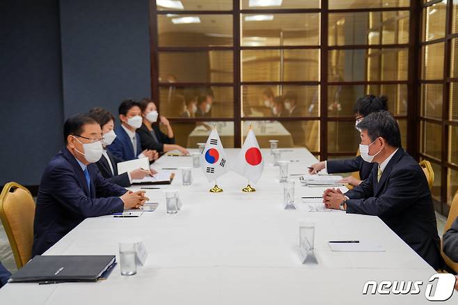 유엔총회 참석차 미국을 방문 중인 정의용 외교부 장관(왼쪽) 23일(현지시간) 뉴욕에서 모테기 도시미쓰 일본 외무상과 한일 외교장관 회담을 했다.(외교부 제공)© 뉴스1