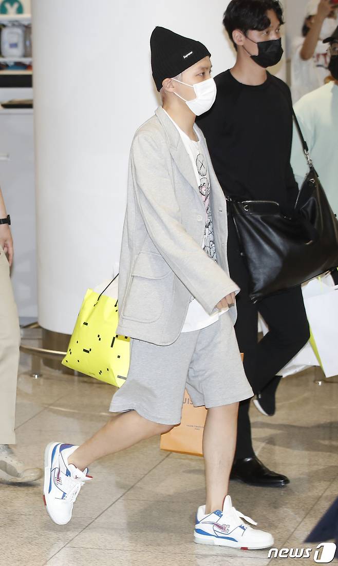 방탄소년단(BTS) 제이홉이 24일 새벽 인천국제공항을 통해 입국하고 있다. 2021.9.24/뉴스1 © News1 권현진 기자