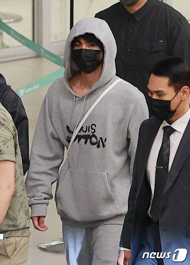 방탄소년단(BTS) 진이 24일 새벽 인천국제공항을 통해 귀국하고 있다. 2021.9.24/뉴스1 © News1 권현진 기자