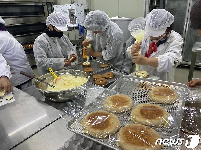 옥천푸드거점가공센터에서 빵을 만드는 모습.(옥천군 제공)© 뉴스1