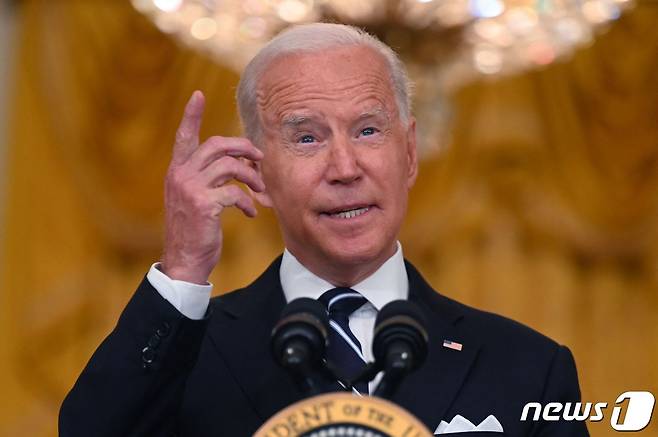 조 바이든 미국 대통령이 18일(현지시간) 워싱턴 백악관에서 가진 연설서 “백신 접종 완료 후 8개월이 지난 모든 미국인은 9월부터 공짜로 부스터샷을 맞으라”고 권고하고 있다. © AFP=뉴스1 © News1 우동명 기자