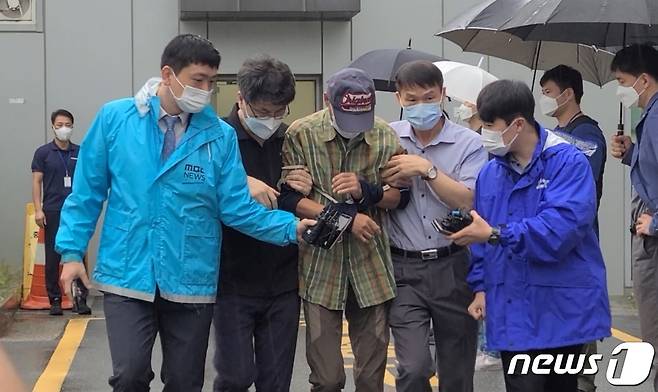 "전자발찌 찼는데 죽일까＂라며 여성을 협박한 50대가 9월7일 오전 서울 중랑경찰서에서 검찰로 송치되고 있다. © 뉴스1 이기림 기자