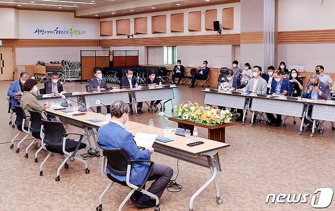 24일 여수시청 회의실에서'여수 개항 100주년' 기념사업 실행계획 수립용역 중간보고회를 개최했다(여수시 제공)2021.9.24/© 뉴스1