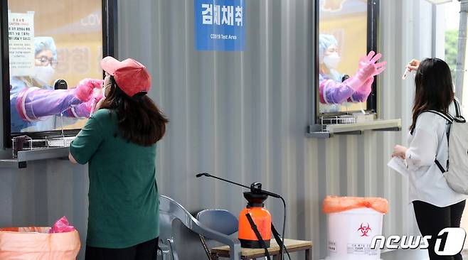 제주에서도 추석 연휴가 끝나자마자 코로나19 신규 확진자 수가 늘며 24일 이틀 연속 두 자릿수를 기록했다. 지난 16일 제주공항 선별진료소에서 입도객들이 검사를 받고 있다.2021.9.19/뉴스1© News1 홍수영 기자