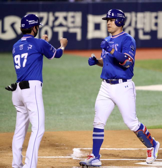 삼성 강민호(오른쪽)가 23일 잠실 LG전에서 결승 솔로포를 친 후 하이파이브를 하고 있다. | 삼성 라이온즈 제공.