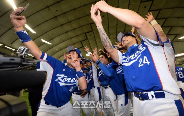 강민호가 2015년 11월 21일 일본 도쿄돔에서 열린 프리미어12 미국과 결승전에서 승리한 후 동료들과 우승 기념 사진을 찍고 있다. 도쿄 | 스포츠서울DB