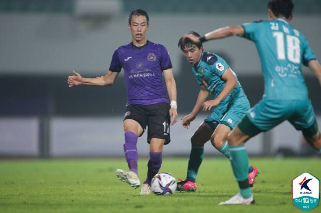 안양 김경중(가운데)이 지난달 30일 안산전에서 패스를 시도하고 있다 제공 | 한국프로축구연맹