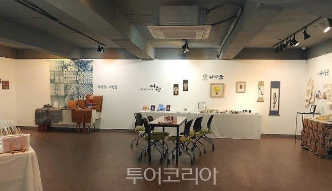 문화에술협동조합 나무숲 전시공간 전시회 모습