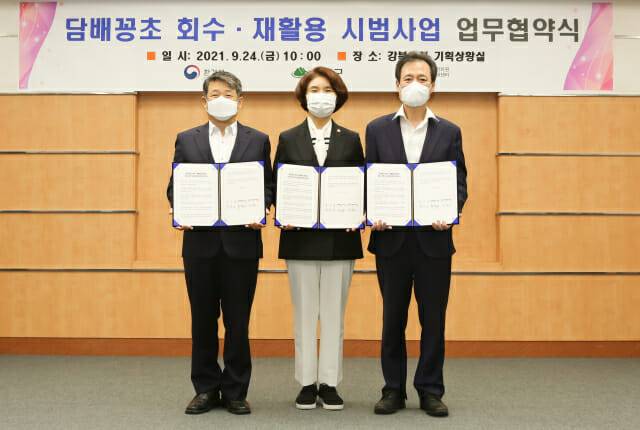 김상훈 한국순환자원유통지원센터 이사장, 한정애 환경부 장관, 박겸수 강북구청장(왼쪽부터)이 24일 ‘담배꽁초 회수·재활용 시범사업 업무협약식’에서 기념촬영을 하고 있다.